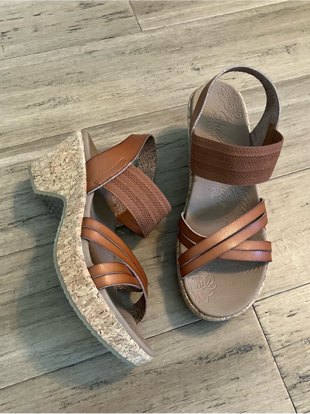 Skechers leather/fabric brown slingback womenโs heeled sandals. Size 8